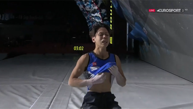 L'emozione dei 19 anni: Kai Harada in lacrime dopo l'oro mondiale nel boulder L'emozione dei 19 anni: Kai Harada in lacrime dopo l'oro mondiale nel boulder