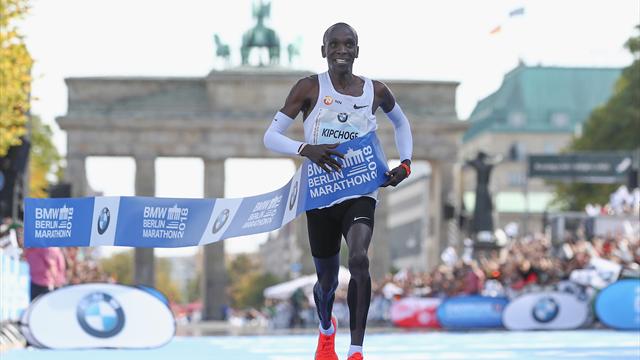 Eliud Kipchoge è fenomenale: record del mondo nella maratona con 2h01'39''