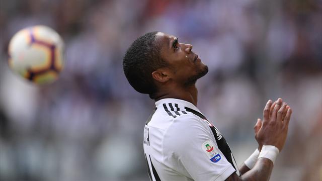 Douglas Costa devient un ustensile de coiffure pour un barbier napolitain