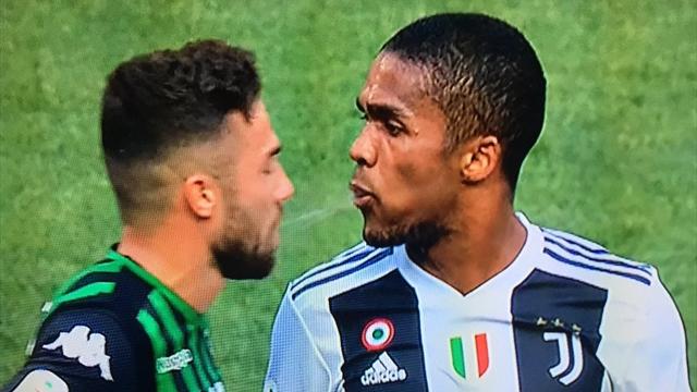 Douglas Costa che follia: gomitata e sputo a Di Francesco. Rosso col Var, rischia 3 turni?