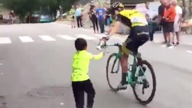 El gesto de George Bennett en la Vuelta que un pequeño seguidor no olvidará nunca El gesto de George Bennett en la Vuelta que un pequeño seguidor no olvidará nunca