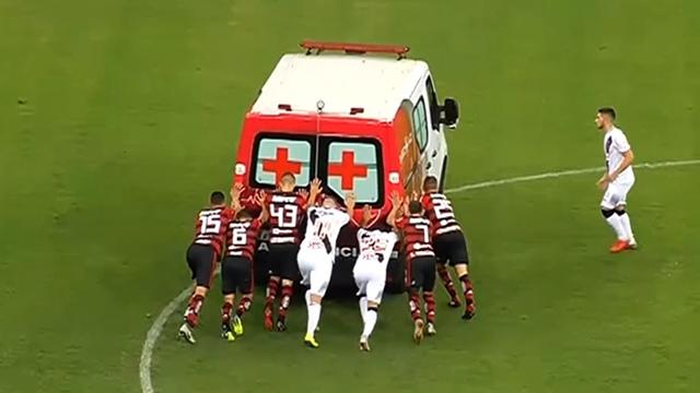 Los jugadores tuvieron que empujar la ambulancia Los jugadores tuvieron que empujar la ambulancia
