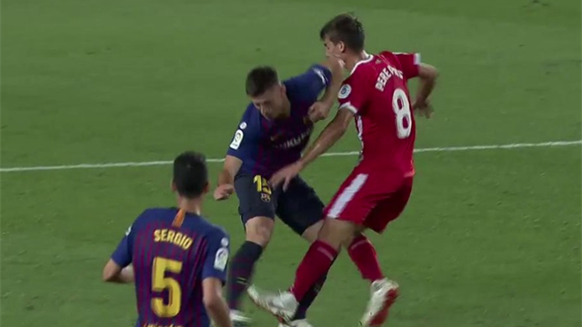 Sévère ou mérité ? Lenglet exclu dès la 33e minute de jeu après un coup de coude