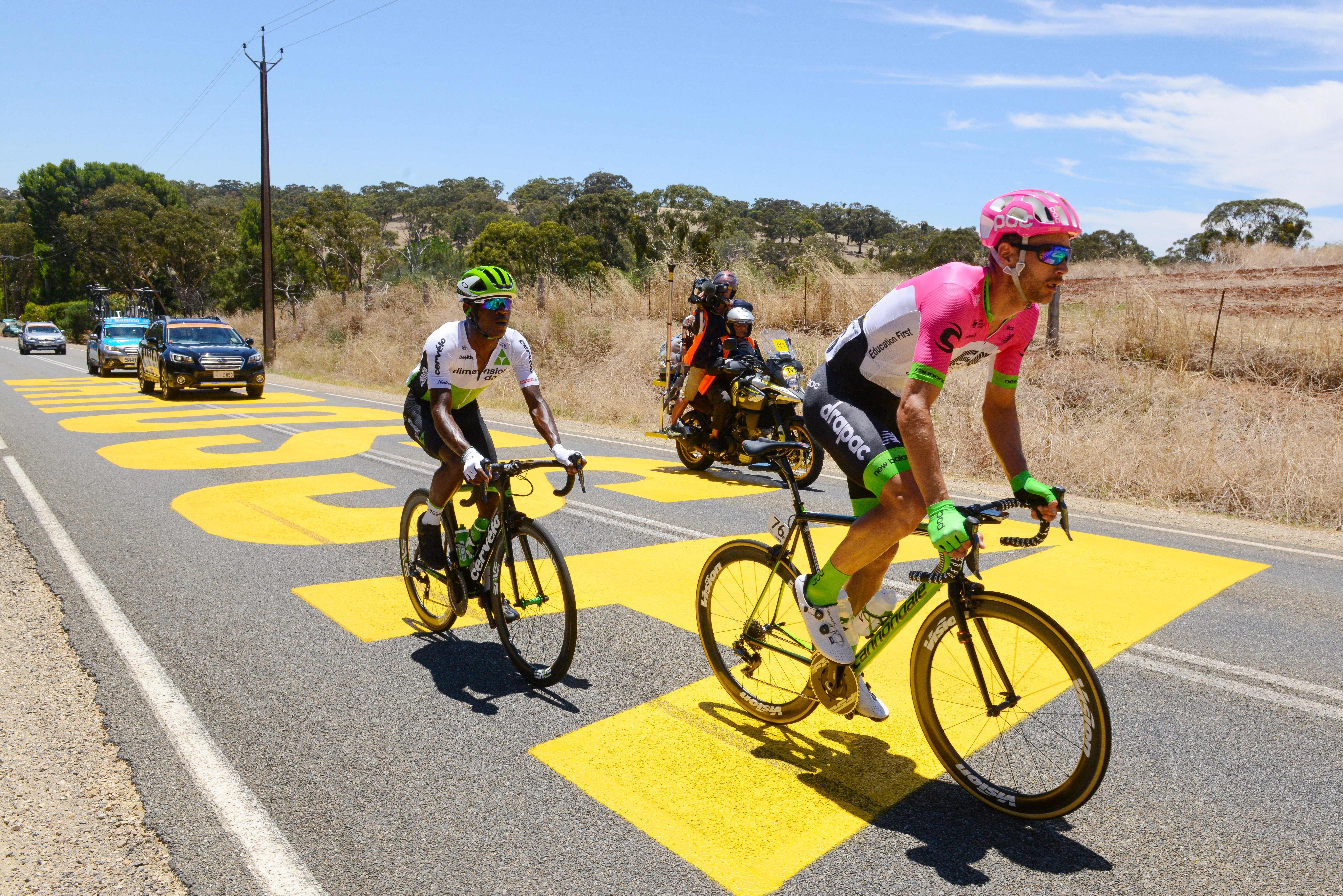 William Clarke (Education First-Drapac rider) et Nicholas Dlamini (Team Dimension Data) lors du Tour Down Under 2018