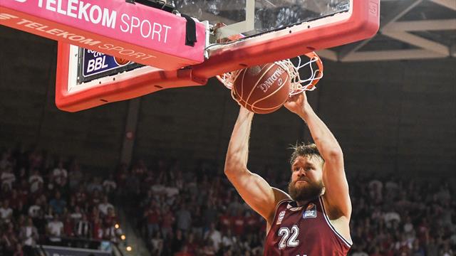 Titelverteidiger Bayern müht sich zum Auftaktsieg