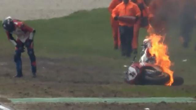 Böser Crash: Erst über den Fuß gefahren, dann brennt das Bike Böser Crash: Erst über den Fuß gefahren, dann brennt das Bike