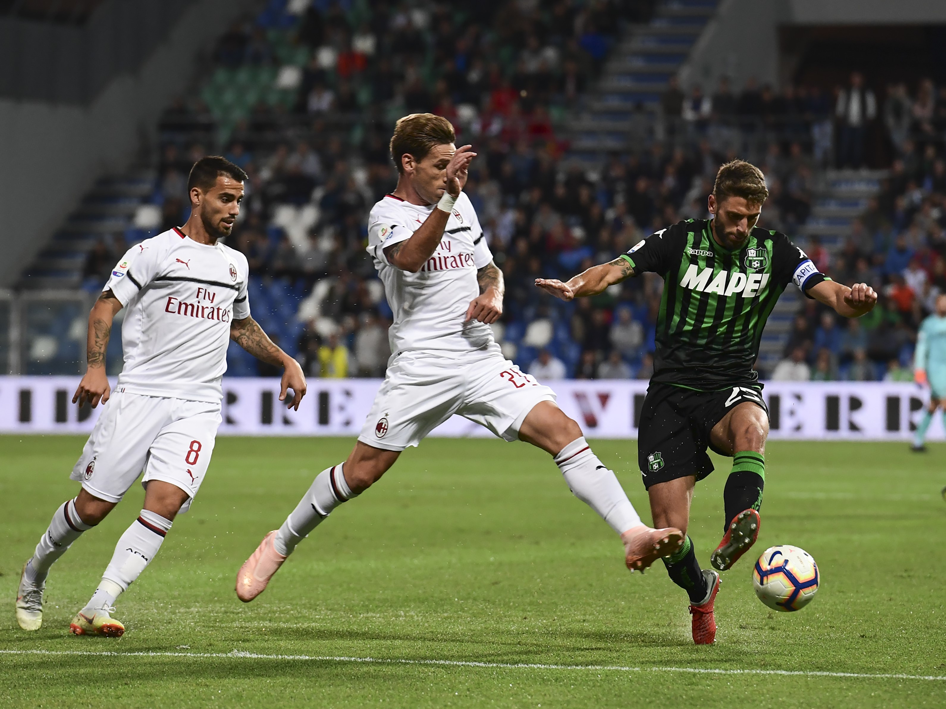 Suso et Lucas Biglia au duel avec Domenico Berardi lors de Sassuolo-AC Milan / Serie A