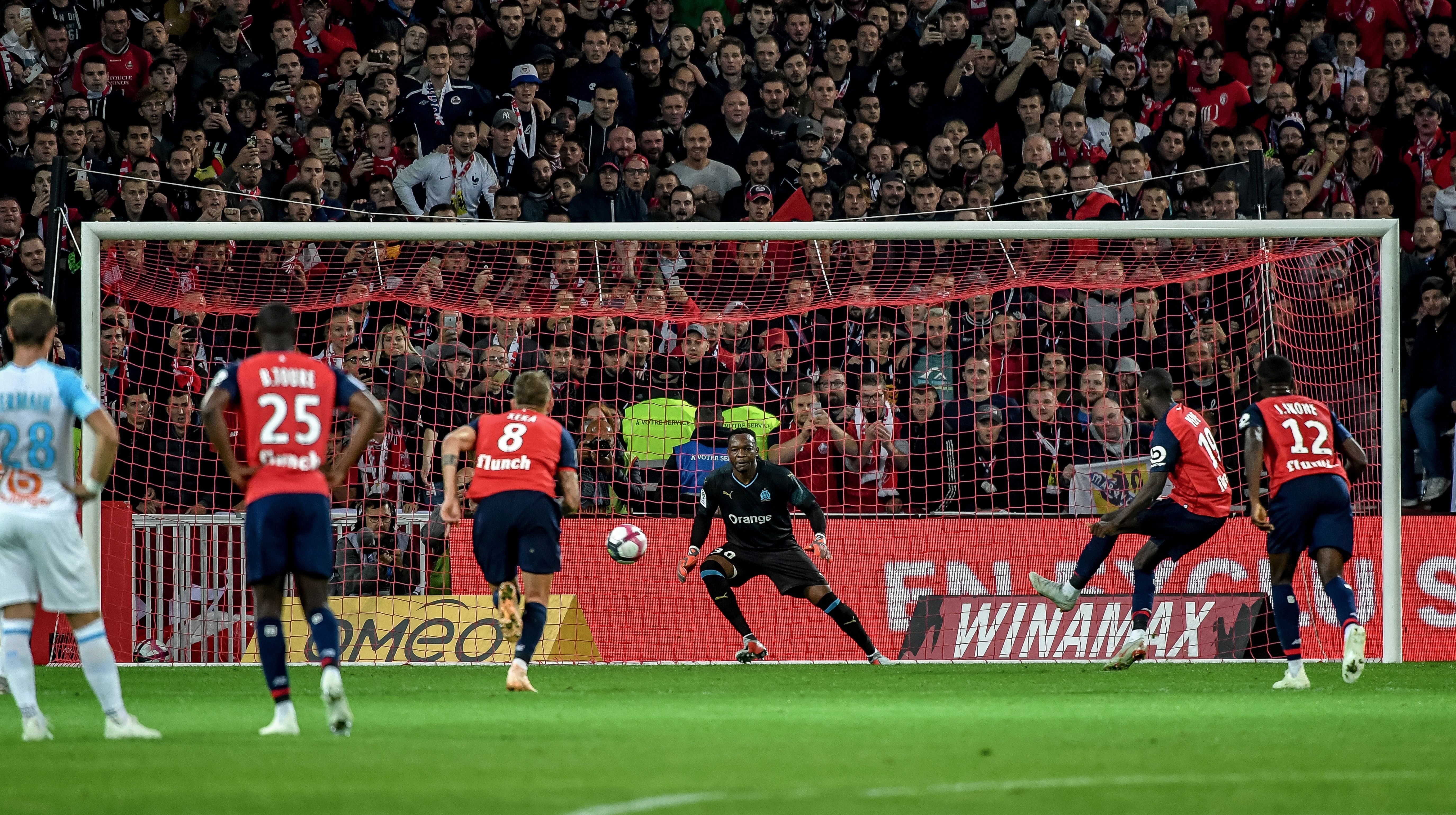 Nicolas Pépé trompe Steve Mandanda lors de Lille-OM / Ligue 1
