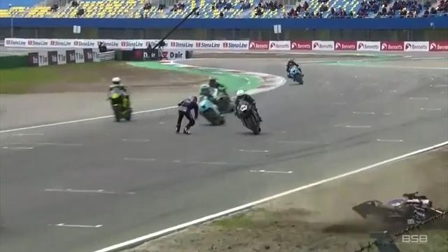 Riesenglück nach Sturz: Superbike-Pilot entkommt Zusammenstoß nur knapp Riesenglück nach Sturz: Superbike-Pilot entkommt Zusammenstoß nur knapp
