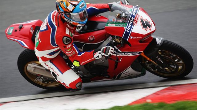 Superbike: Gigantische crash Tommy Bridewell en Dan Linfoot