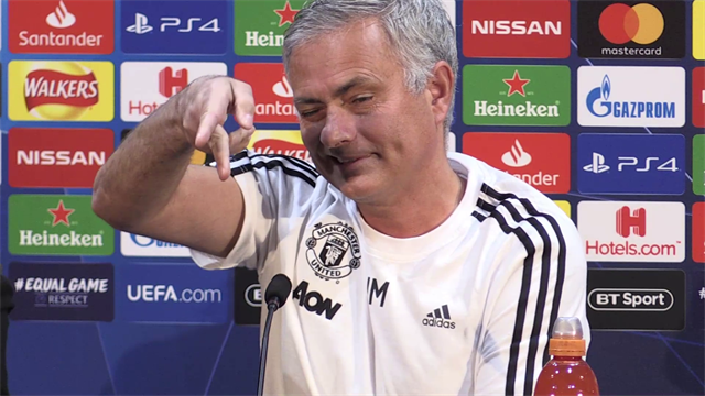 Mourinho: “Conversazioni con Zidane? Chiedilo a quello dietro di te, l’articolo l’ha scritto lui” Mourinho: “Conversazioni con Zidane? Chiedilo a quello dietro di te, l’articolo l’ha scritto lui”