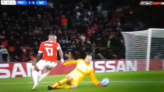 La moviola di PSV-Inter 1-2: Mazic grazia Handanovic, solo ammonito dopo un tocco di mano fuori area