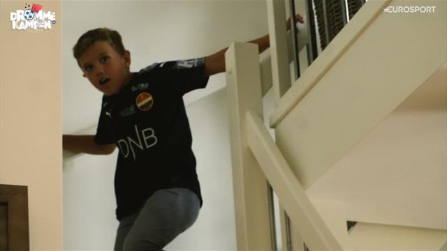 Drømmekampen: Lukas Leander (9) får sjokk når han ser hvilken Eliteserie-spiller som står i stuen Drømmekampen: Lukas Leander (9) får sjokk når han ser hvilken Eliteserie-spiller som står i stuen