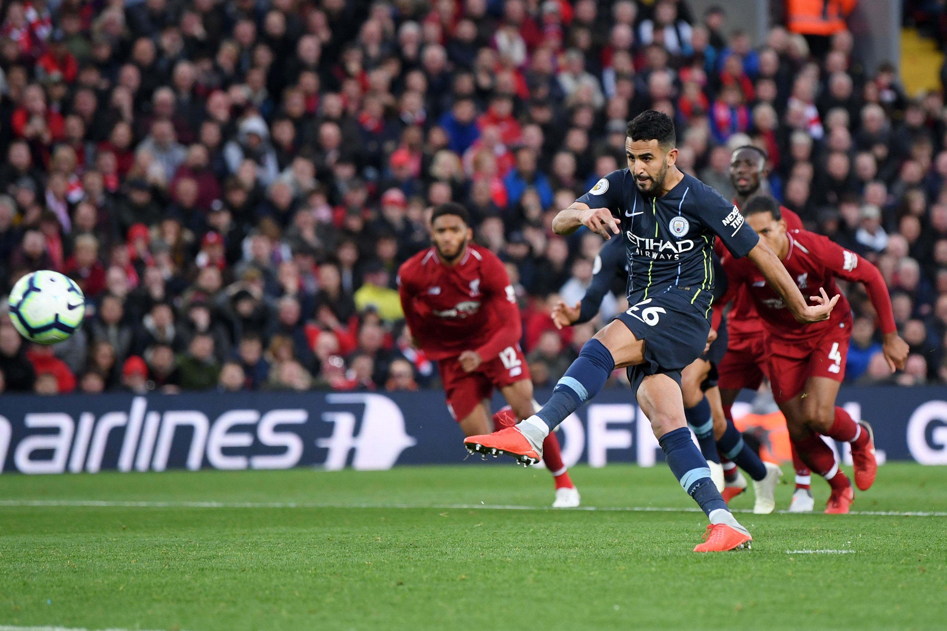 Riyad Mahrez, Liverpool'a karşı son dakikalarda penaltı kaçırıyor.