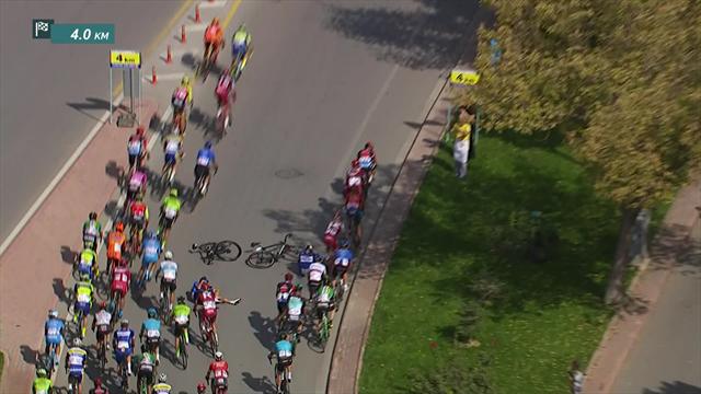 Tour de Turquía 2018: Fea caída de Gaviria y posible fractura de clavícula Tour de Turquía 2018: Fea caída de Gaviria y posible fractura de clavícula