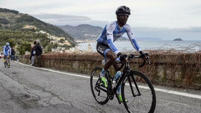 Awet Andemeskel, la intensa historia personal de un eritreo refugiado que ya es ciclista profesional