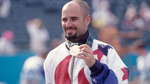 Hall of Fame: Kippenvel! Agassi wint tennisgoud in eigen land...