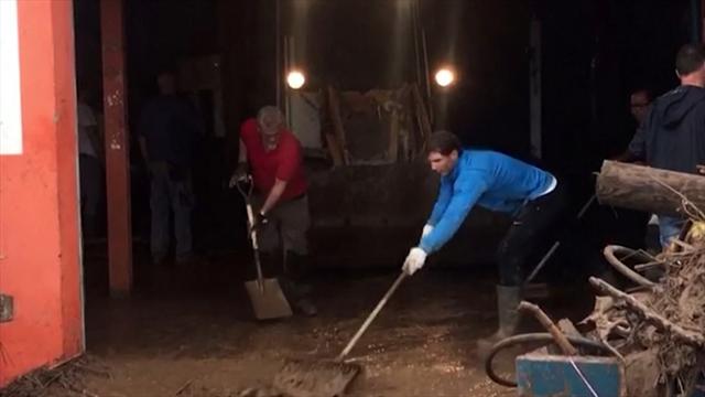 Star packt an: Nadal schippt Schlamm nach Unwetter-Drama auf Mallorca Star packt an: Nadal schippt Schlamm nach Unwetter-Drama auf Mallorca