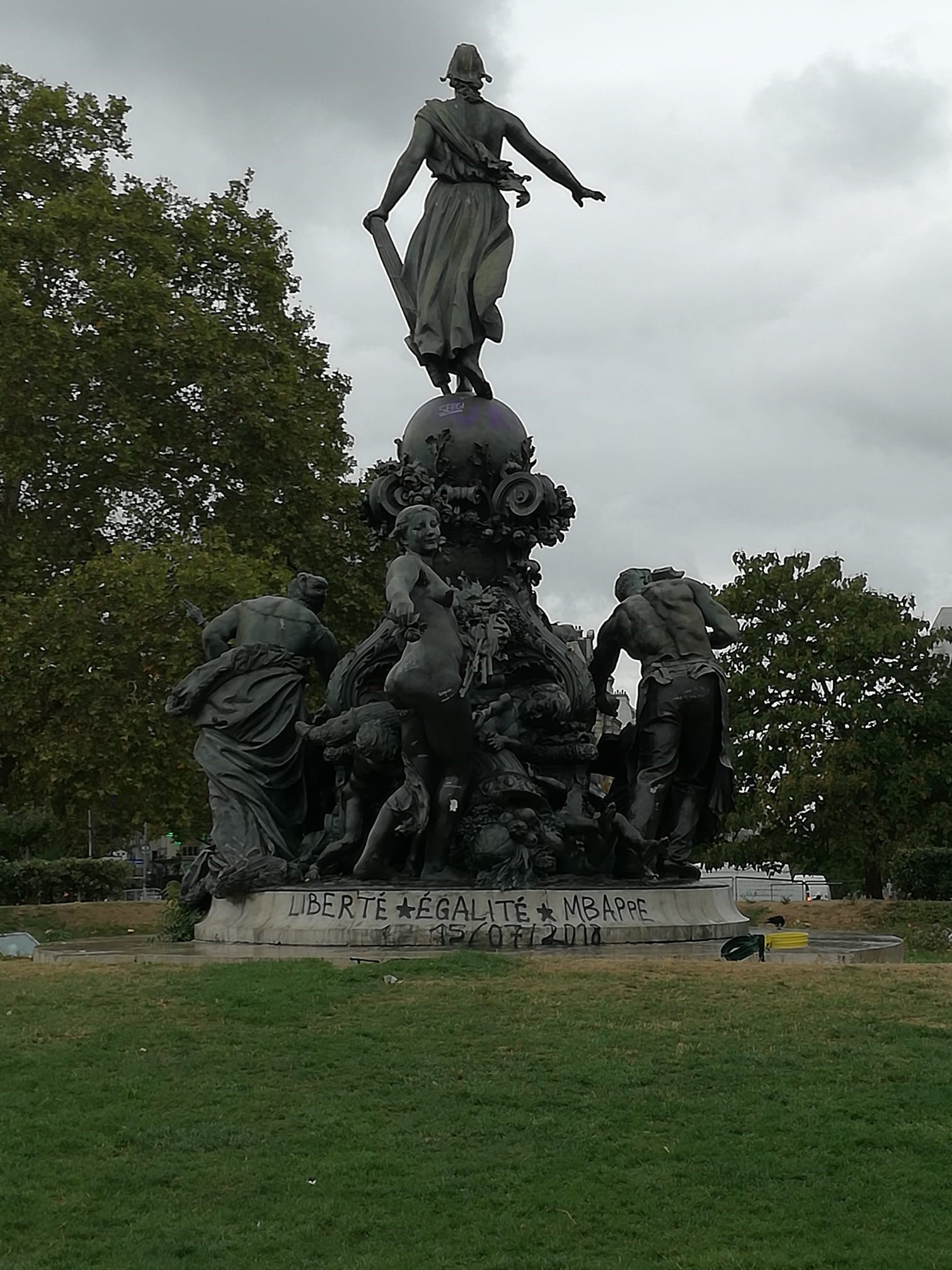 Place de la Nation, Parigi - "Monumento" a Mbappe