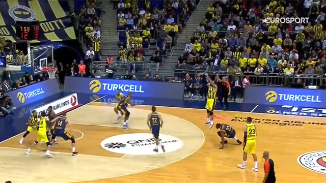 Chirurgico Datome: 12 punti e vittoria all'esordio per il Fenerbahce Chirurgico Datome: 12 punti e vittoria all'esordio per il Fenerbahce