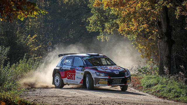 Tête-à-queue à haute vitesse pour les Juniors ERC Gryazin et Ingram