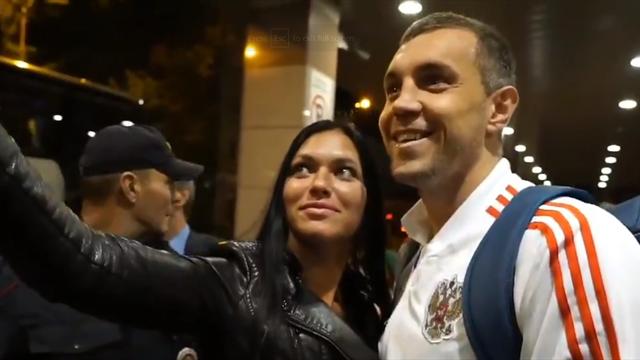 Фанатка сборной России не пустила в кадр подругу: она ни с кем не хотела делить селфи с Дзюбой