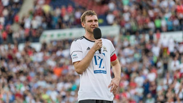 40.000 Zuschauer verabschieden Weltmeister Mertesacker in Hannover