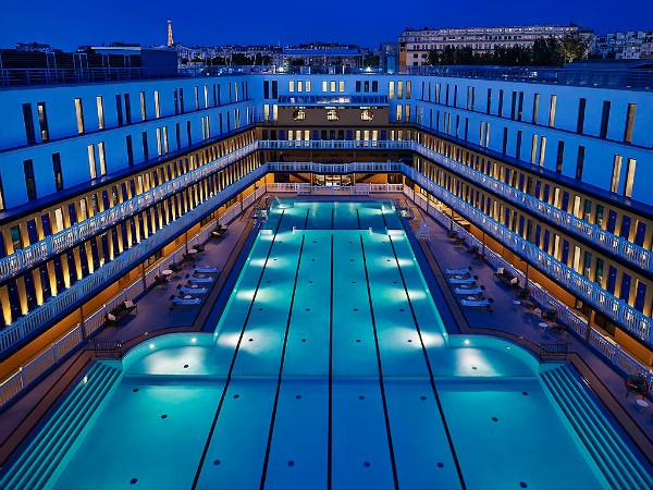 La piscine extérieure de l'hôtel Molitor (crédit : Site Hôtel Molitor Paris)