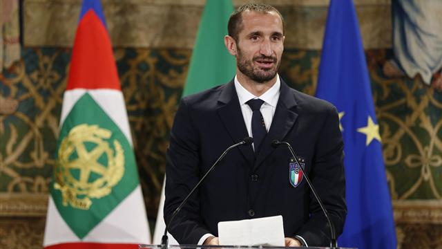 Chiellini: "Siamo degli esempi per i bambini, prenderemo per mano la nuova generazione" Chiellini: "Siamo degli esempi per i bambini, prenderemo per mano la nuova generazione"