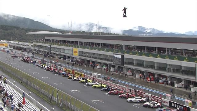 Un uomo con uno skateboard volante sopra la partenza della sei ore di Fuji Un uomo con uno skateboard volante sopra la partenza della sei ore di Fuji