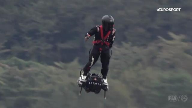 Menschliches UFO: "Raketen-Man" lässt Fans staunen Menschliches UFO: "Raketen-Man" lässt Fans staunen