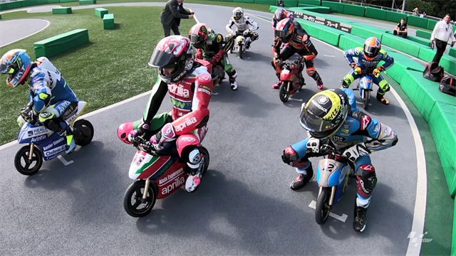 Coole Aktion! MotoGP-Stars auf dem Minibike Coole Aktion! MotoGP-Stars auf dem Minibike