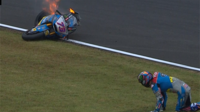 Chute à très haute vitesse et moto en flammes : énorme frayeur pour Alex Marquez Chute à très haute vitesse et moto en flammes : énorme frayeur pour Alex Marquez