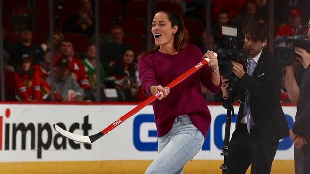 Ana Ivanovic se pasa al hockey hielo con los Chicago Blackhawks de la NHL Ana Ivanovic se pasa al hockey hielo con los Chicago Blackhawks de la NHL