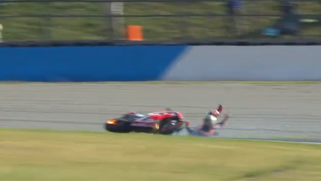 Une perte de l'avant à 120km/h et une longue glissade : Marquez joue à se faire peur Une perte de l'avant à 120km/h et une longue glissade : Marquez joue à se faire peur