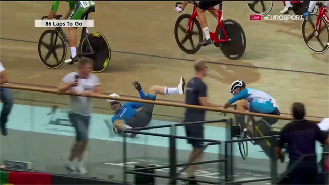 Simone Consonni, che sfortuna! Brutta caduta nell'ultima prova dell'Omnium Simone Consonni, che sfortuna! Brutta caduta nell'ultima prova dell'Omnium
