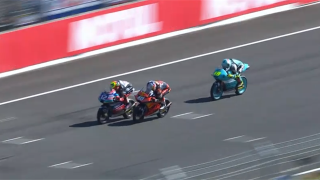 Au bout d'une course folle, Bezzecchi s'est imposé dans un incroyable final Au bout d'une course folle, Bezzecchi s'est imposé dans un incroyable final
