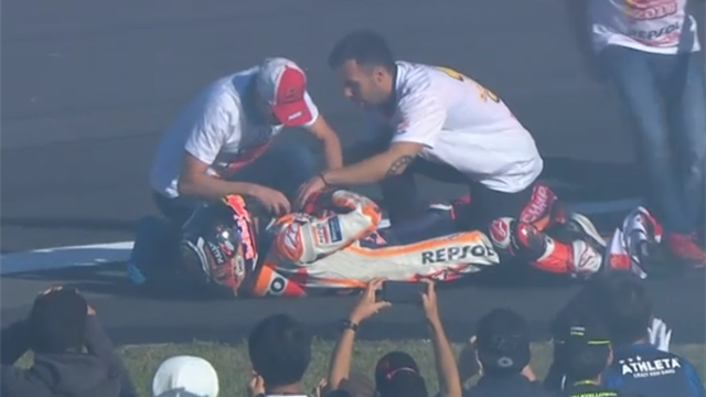 Marquez s'est déboîté l'épaule en fêtant le titre, son clan l'a remise en place... sur la piste Marquez s'est déboîté l'épaule en fêtant le titre, son clan l'a remise en place... sur la piste