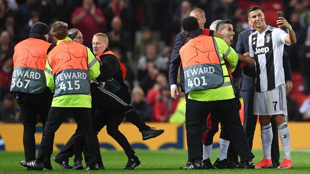 High five et selfie : Ronaldo a régalé les "pitch invaders" d'Old Trafford