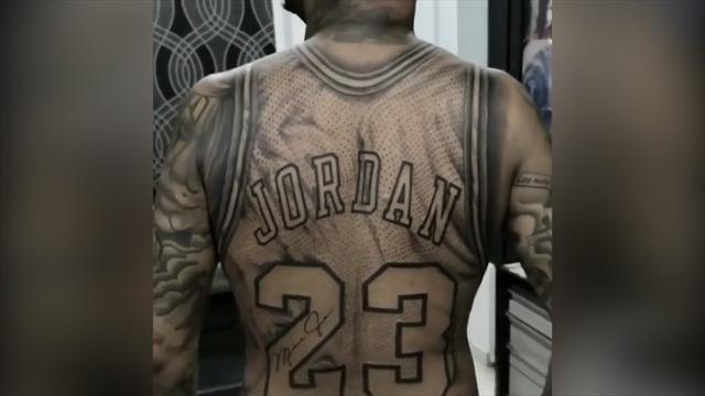 La locura más extrema por Michael Jordan: Se tatúa su camiseta de los Bulls La locura más extrema por Michael Jordan: Se tatúa su camiseta de los Bulls