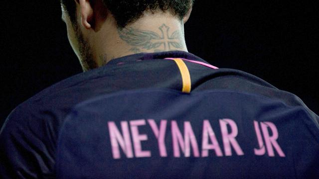 Avant d'affronter Naples, Neymar s'est tatoué Spiderman et Batman sur le dos