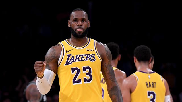 LeBron en triple-double, les Lakers enfin lancés