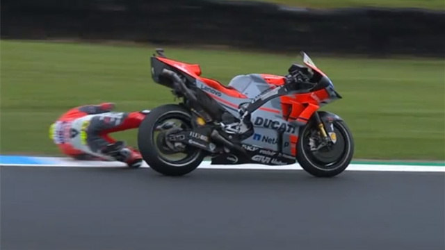 Enorme frayeur pour Bautista : sa Ducati incontrôlable, le pilote s'est jeté au sol Enorme frayeur pour Bautista : sa Ducati incontrôlable, le pilote s'est jeté au sol