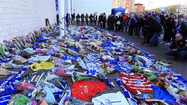 Tragedia di Leicester, migliaia di tifosi depongono sciarpe e fiori davanti al King Stadium Tragedia di Leicester, migliaia di tifosi depongono sciarpe e fiori davanti al King Stadium