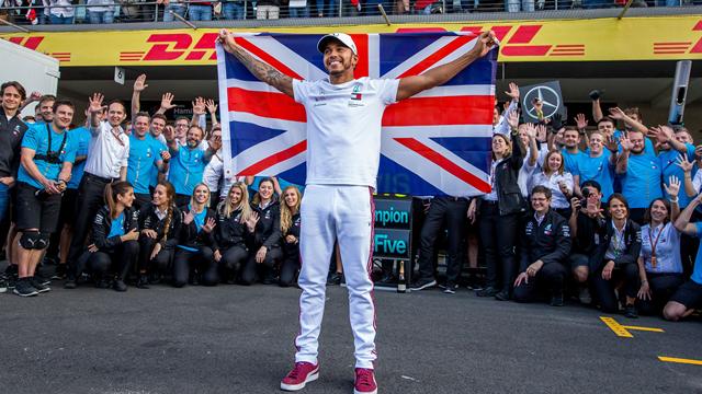 Désormais l'égal de Fangio, Hamilton n'a plus que Schumacher devant lui Désormais l'égal de Fangio, Hamilton n'a plus que Schumacher devant lui