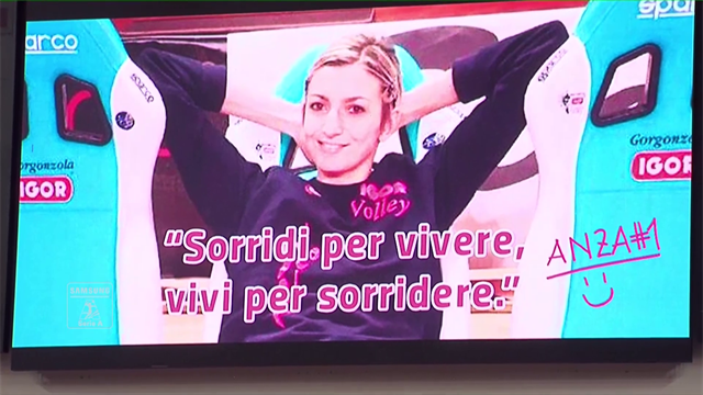 Silenzio, applausi e commozione: il mondo del volley ricorda Sara Anzanello Silenzio, applausi e commozione: il mondo del volley ricorda Sara Anzanello