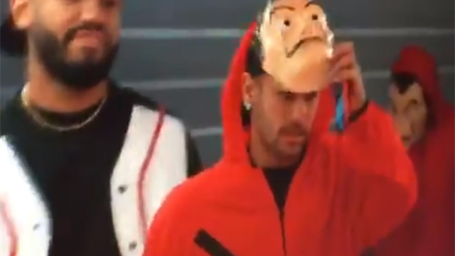Neymar et Mbappé déguisés en braqueurs de "La Casa De Papel" pour leur arrivée au Parc