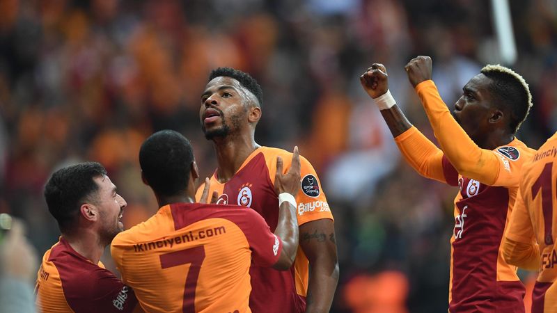 Galatasaray's Ryan Donk (3rdL) celebrates with teammates after scoring a goal during Turkish Spor Toto Super league fotball match between Galatasaray and Fenerbahce on November 2, 2018 at TT Ali Samiyen sport complex in Istanbul.