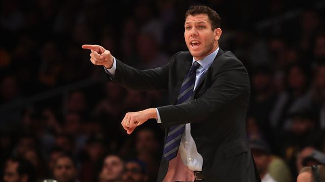 Les Lakers licencient leur entraîneur
