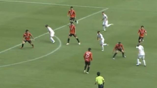 Iniesta show, scucchiaiata clamorosa per il sinistro vincente di Podolski Iniesta show, scucchiaiata clamorosa per il sinistro vincente di Podolski